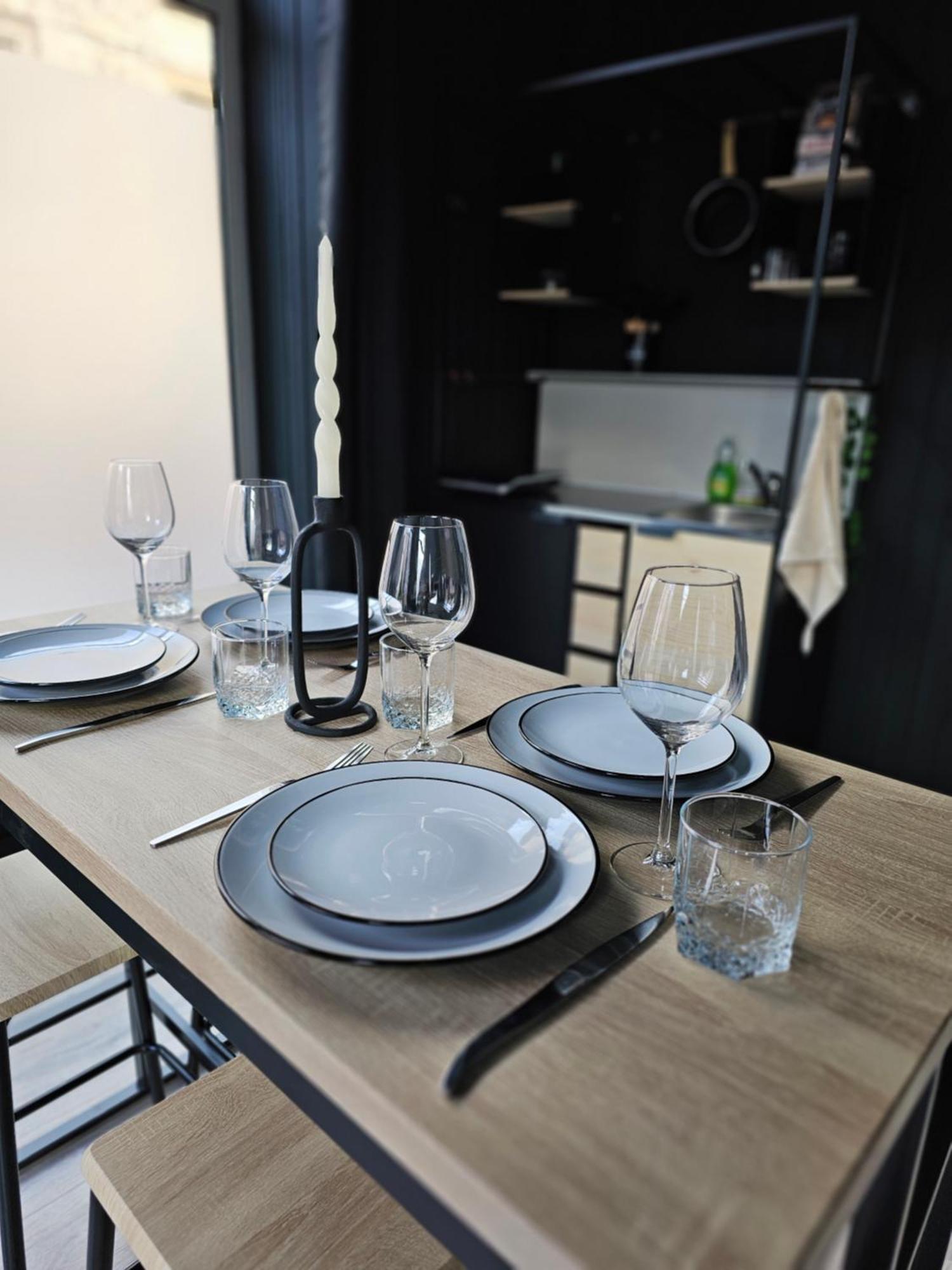 Black Box Cinema Avec Balneo Apartment *